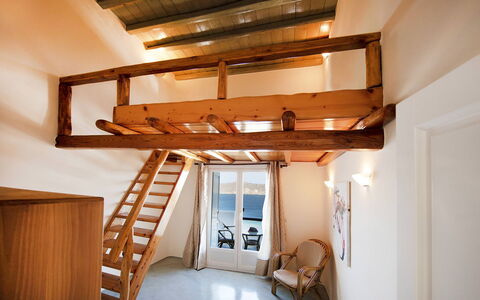 Villa Tychi: Mueble, Madera, Diseño De Interiores, Habitación, Techo, Piso, Suelo, Departamento, Manchas De Madera, Madera Dura
