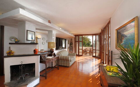Villa Valeria: Mueble, Piso, Diseño De Interiores, Madera, Suelo, Techo, Sala, Habitación, Sofá, Silla