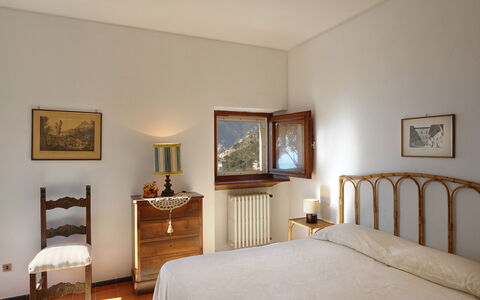 Villa Valeria: Cama, Habitación, Diseño De Interiores, Pared, Mueble, Sábana, Lecho, Piso, Marco, Suelo
