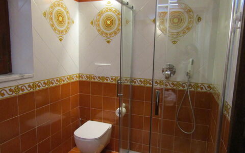 Villa Valeria: Arreglo De Tubería, Baño, Diseño De Interiores, Piso, Suelo, Loseta, Plomería, Grifo, Lavabo Del Baño, Ducha
