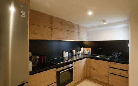 Villa Veneta: Mostrador, Cocina, Mueble, Piso, Madera, Gabinetes, Diseño De Interiores, Aparato De Cocina, Suelo, Habitación