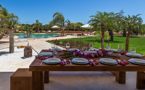 Villa Violet: Recurso, Jardín, Sombra, Mueble Para Exteriores, Silla, Piscina, Paisajismo, Paraguas, Eco Hotel