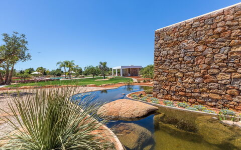 Villa Violet: Paisaje, Jardín, Paisajismo, Fuente De Agua, Estanque, Hacienda, Inmuebles, Recurso, Jardín Botánico
