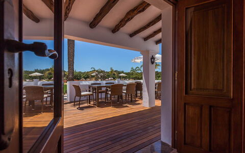 Villa Violet: Madera, Piso, Suelo, Recurso, Suelos De Madera, Casa, Madera Dura, Porche, Manchas De Madera, Cubierta