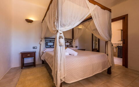 Villa Violet: Mueble, Cama, Diseño De Interiores, Habitación, Suelo, Piso, Madera, Techo, Lecho, Encendiendo