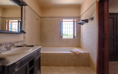 Villa Violet: Arreglo De Tubería, Piso, Pared, Diseño De Interiores, Suelo, Baño, Lavabo Del Baño, Lavabo, Mueble De Baño, Grifo