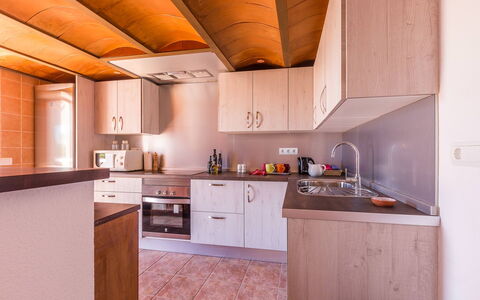 Villa Violet: Cocina, Mostrador, Electrodoméstico, Aparato De Cocina, Madera, Diseño De Interiores, Arreglo De Tubería, Piso, Fregadero, Lavabo