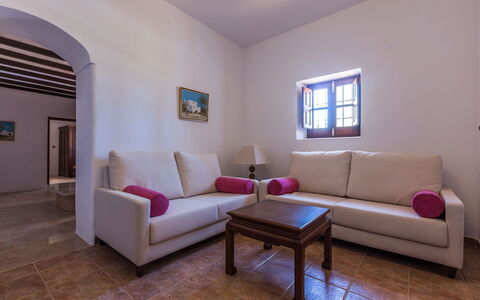Villa Violet: Piso, Mueble, Suelo, Diseño De Interiores, Techo, Sala, Habitación, Sofá, Departamento