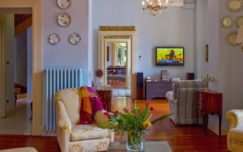 Villa Virginia: Mueble, Diseño De Interiores, Pared, Piso, Madera, Mesa, Habitación, Suelo, Techo, Sala