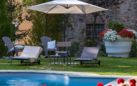 Villa Vorno: Paraguas, Mueble, Mueble Para Exteriores, Piscina, Silla, Mesa Al Aire Libre, Sunlounger, Sombra, Mesa, Patio