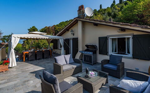 Villa Vorno: Mueble, Casa, Silla, Sombra, Mueble Para Exteriores, Patio, Recurso, Cubierta, Estructura Al Aire Libre, Balcón