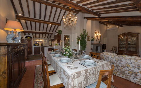 Villa Vorno: Mueble, Diseño De Interiores, Techo, Mesa, Silla, Encendiendo, Lámpara, Comedor, Piso, Habitación