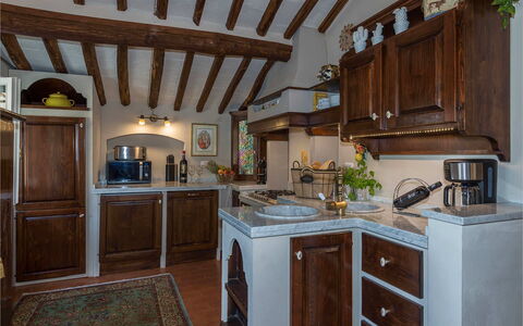 Villa Vorno: Cocina, Mueble, Gabinetes, Diseño De Interiores, Mostrador, Madera, Aparato De Cocina, Piso, Alacena, Encendiendo