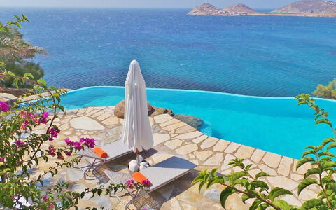 Villa Zenas with Direct Access to the Sea: Azul, Piscina, Recurso, Costeras Y Los Accidentes Geográficos Oceánico, Mar, Costa, Ocio, Eco Hotel, Mueble Para Exteriores, Zona Tropical