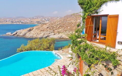 Villa Zenas with Direct Access to the Sea: Azul, Piscina, Recurso, Costa, Costeras Y Los Accidentes Geográficos Oceánico, Mar, Mueble Para Exteriores, Eco Hotel, Apuntalar, Zona Tropical