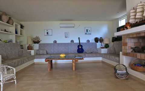 Villa Zenith: Mueble, Diseño De Interiores, Piso, Suelo, Pared, Sofá, Madera, Sala, Techo, Habitación