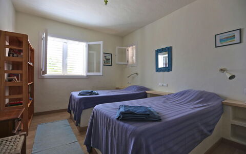 Villa Zenith: Mueble, Pared, Diseño De Interiores, Suelo, Madera, Piso, Cama, Habitación, Techo, Habitación