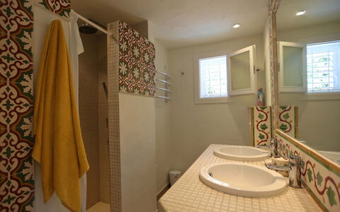 Villa Zenith: Pared, Arreglo De Tubería, Diseño De Interiores, Piso, Suelo, Baño, Lavabo Del Baño, Lavabo, Techo, Habitación