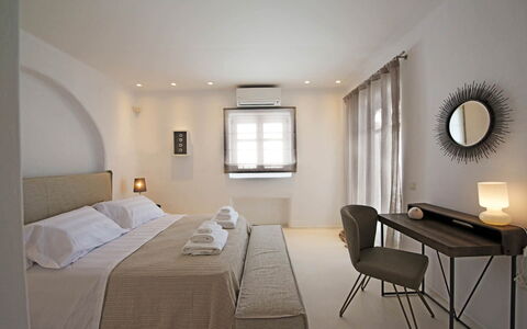 Villa Zinovia: Mueble, Diseño De Interiores, Cama, Pared, Habitación, Piso, Suelo, Techo, Habitación, Encendiendo