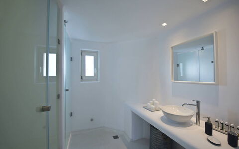 Villa Zinovia: Pared, Arreglo De Tubería, Diseño De Interiores, Techo, Piso, Baño, Lámpara, Encendiendo, Suelo, Lavabo