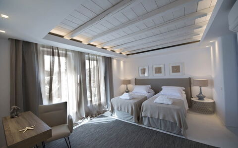 Villa Zinovia: Mueble, Diseño De Interiores, Cama, Habitación, Suelo, Madera, Techo, Piso, Textil, Habitación