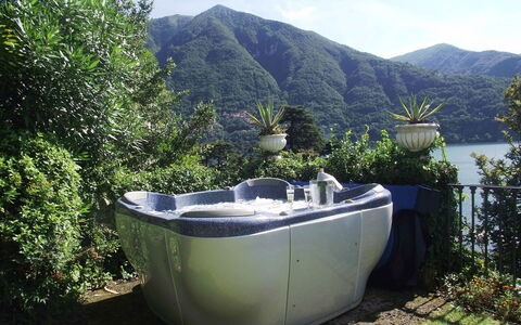 Zarina: Piscina, Arreglo De Tubería, Bañera, Maceta, Recurso, Jacuzzi, Mueble Para Exteriores, Planta De Casa, Fuente De Agua