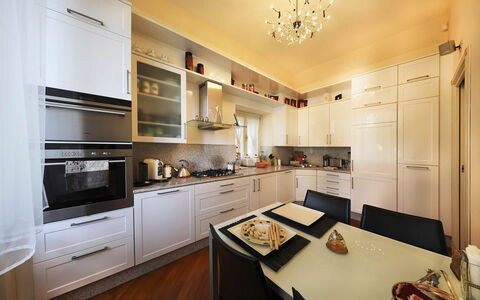 Zarina: Mueble, Cocina, Aparato De Cocina, Mostrador, Diseño De Interiores, Gabinetes, Electrodoméstico, Piso, Madera, Techo