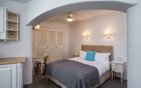 Guest House Sorokos: Mueble, Diseño De Interiores, Piso, Suelo, Techo, Habitación, Encendiendo, Habitación, Lámpara, Cama