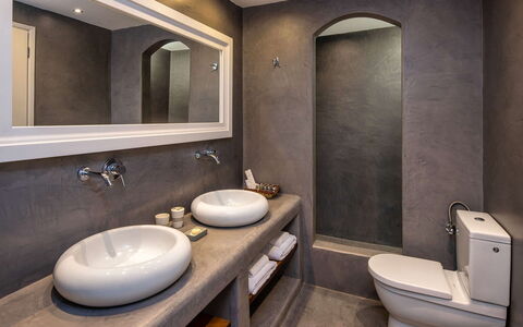 Guest House Sorokos: Arreglo De Tubería, Baño, Lavabo, Diseño De Interiores, Grifo, Lavabo Del Baño, Plomería, Piso, Espejo, Casa