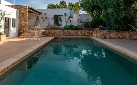 Can Blanca: Piscina, Fuente De Agua, Recurso, Losa, Loseta, Eco Hotel, Patio Interior, Villa, Piscina De Reflejo