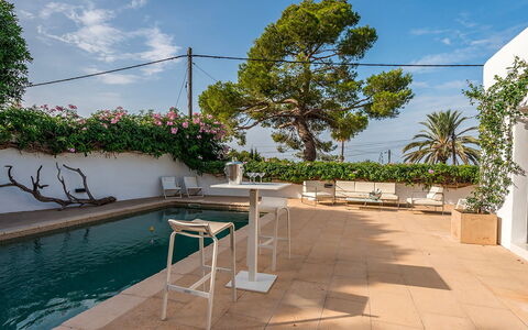 Can Blanca: Piscina, Recurso, Sombra, Mueble Para Exteriores, Maceta, Jardín, Silla, Hacienda, Planta De Casa, Eco Hotel