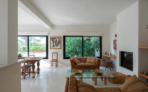 Can Blanca: Mueble, Diseño De Interiores, Sofá, Pared, Piso, Madera, Sala, Suelo, Techo, Habitación