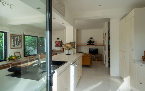 Can Blanca: Diseño De Interiores, Mostrador, Mueble, Piso, Pared, Madera, Techo, Suelo, Cocina, Gabinetes