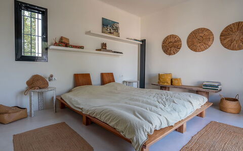 Can Blanca: Mueble, Cama, Habitación, Madera, Lecho, Sábana, Diseño De Interiores, Suelo, Linos, Piso