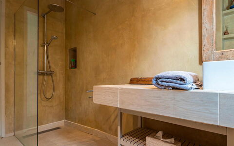 Can Blanca: Piso, Pared, Arreglo De Tubería, Suelo, Baño, Diseño De Interiores, Plomería, Grifo, Marrón, Lavabo