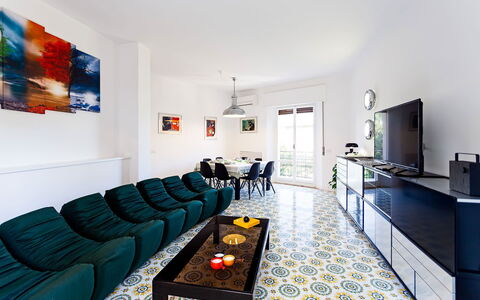 Casa Milena: Mueble, Diseño De Interiores, Piso, Sofá, Suelo, Sala, Techo, Habitación, Encendiendo