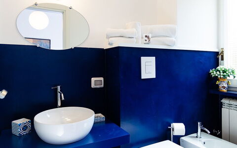 Casa Milena: Azul, Arreglo De Tubería, Baño, Piso, Lavabo Del Baño, Lavabo, Grifo, Suelo, Diseño De Interiores, Plomería