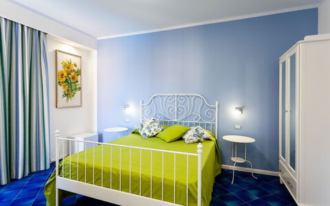 Casa Serena: Azul, Diseño De Interiores, Piso, Mueble, Suelo, Habitación, Techo, Cama, Sábana, Habitación