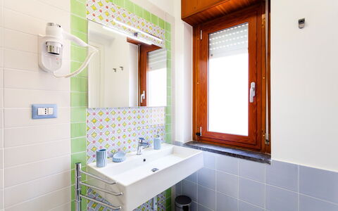 Casa Serena: Diseño De Interiores, Piso, Arreglo De Tubería, Suelo, Baño, Plomería, Grifo, Loseta, Techo, Habitación