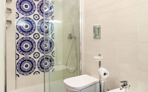 Casa Serena: Azul, Baño, Piso, Arreglo De Tubería, Suelo, Asiento Del Baño, Diseño De Interiores, Baño, Plomería, Loseta