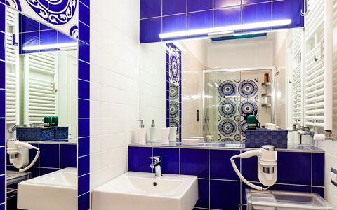 Casa Serena: Azul, Piso, Suelo, Diseño De Interiores, Loseta, Arreglo De Tubería, Baño, Plomería, Mosaico, Techo