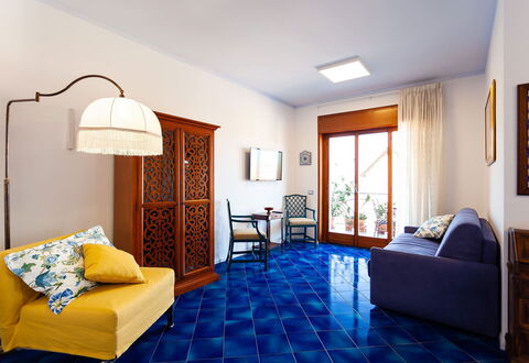 Casa Serena: Azul, Piso, Suelo, Diseño De Interiores, Loseta, Habitación, Manchas De Madera, Suelos De Madera, Sala