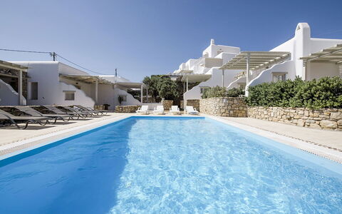 Marvi House: Hotel, Piscina, Recurso
