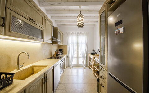 Marvi House: Diseño De Interiores, Mostrador, Cocina, Piso, Madera, Gabinetes, Mueble, Suelo, Techo, Encendiendo