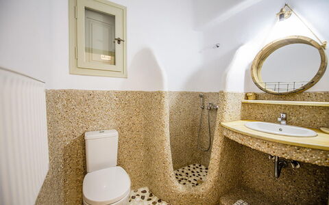 Marvi House: Baño, Arreglo De Tubería, Pared, Piso, Baño, Asiento Del Baño, Diseño De Interiores, Suelo, Plomería, Lavabo Del Baño