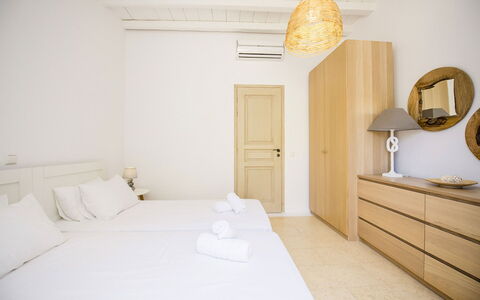 Marvi House: Diseño De Interiores, Suelo, Piso, Departamento, Puerta, Habitación, Moldura, Manchas De Madera, Habitación, Cama