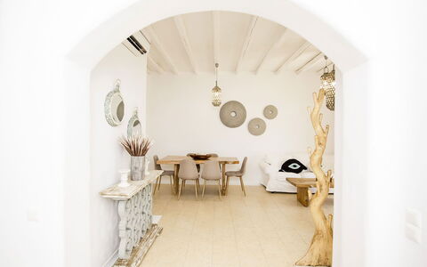 Marvi House: Mueble, Diseño De Interiores, Casa, Piso, Techo, Material Natural, Silla, Sala, Moldura, Suelos De Madera