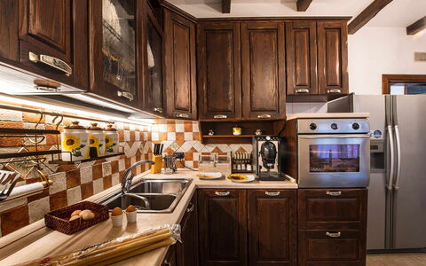 Villa Pandora: Cocina, Aparato De Cocina, Mostrador, Electrodoméstico, Madera, Diseño De Interiores, Gabinetes, Estufa De Cocina, Mueble, Piso