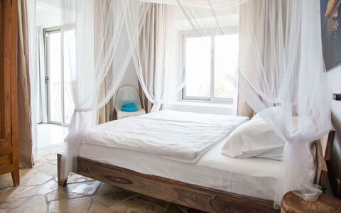 Villa Rigel: Mueble, Diseño De Interiores, Habitación, Cama, Madera, Suelo, Linos, Textil, Cama Con Dosel, Lecho