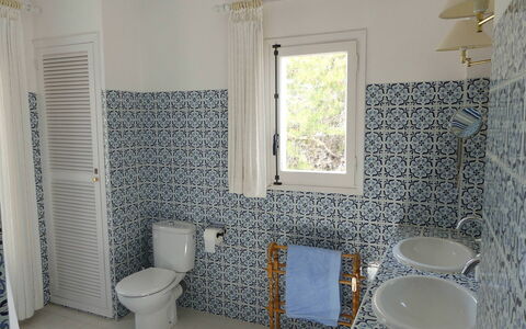 Villa Roxy: Piso, Diseño De Interiores, Suelo, Arreglo De Tubería, Asiento Del Baño, Baño, Baño, Loseta, Lavabo, Plomería